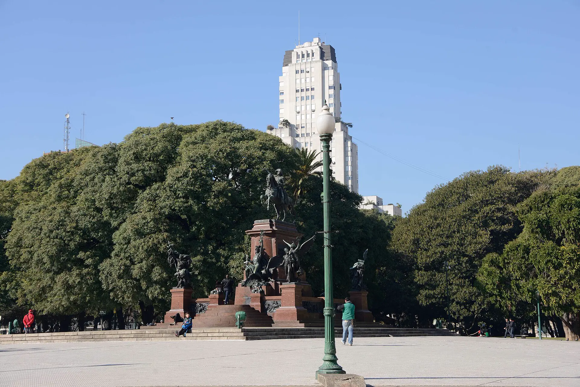 Monumento al General San Martín y Edificio Kavanagh, en la Plaza San Martín